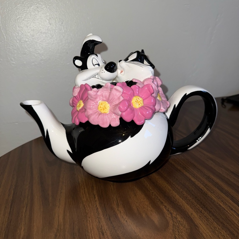 Pepe le pew & Penelope teapot 2001 flowerbed